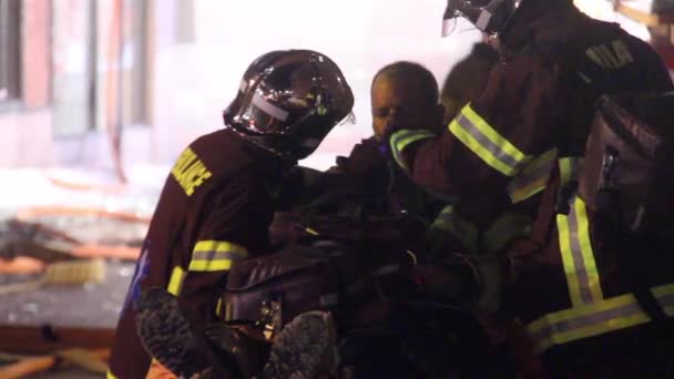 Pompier Blessé Soigné Par Les Ambulanciers — Video