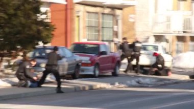 Silahlı Polis 5 / 6 Karşılık Verdi