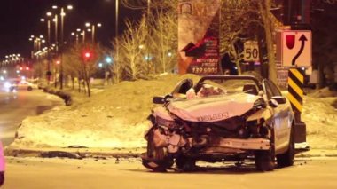 Trafik kazasında ağır yaralanan bir polis arabası gece sokakta yatıyor..