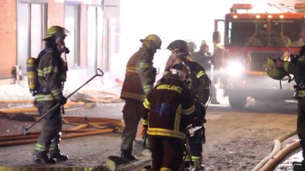 Verletzter Feuerwehrmann Von Sanitätern Versorgt — Stockvideo