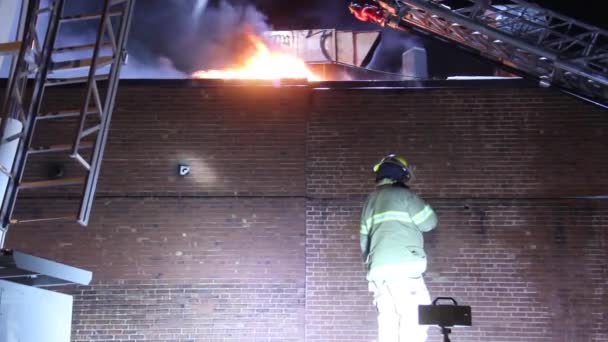 Pompier Regardant Feu Brûler Sur Bâtiment — Video