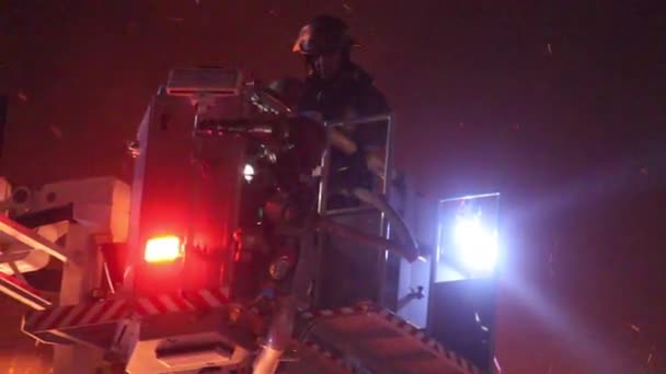 Gros Plan Pompier Dans Panier Camion Pompiers Avec Des Flammes — Video