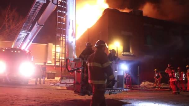 Πλατφόρμα Ανύψωσης Πυροσβέστες Και Φλόγες — Αρχείο Βίντεο