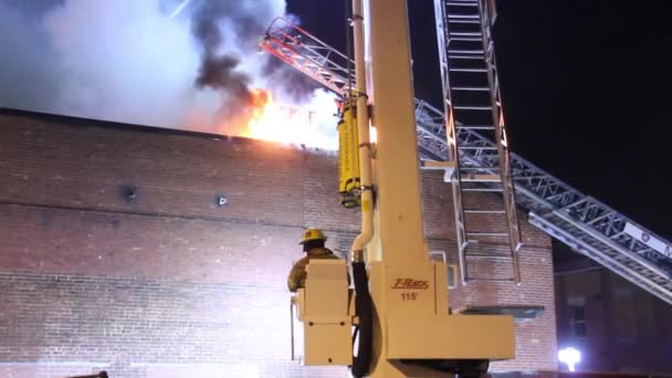 Πυροσβέστης Κάθεται Και Ελέγχει Αρθρωτή Σκάλα Φορτηγό — Αρχείο Βίντεο