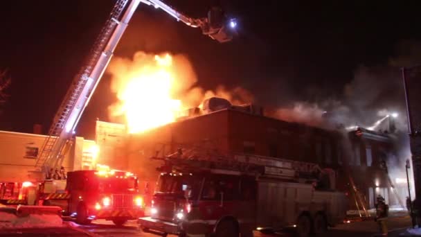 Yangın Mahallinde Alevler Içinde Itfaiye Araçları — Stok video