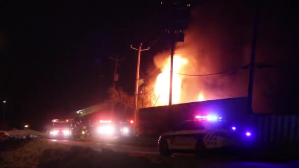 Schwere Flammen Schießen Durch Industriegebäude — Stockvideo