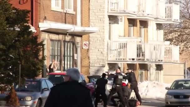 Police Avec Des Armes Feu Tiré Standoff — Video