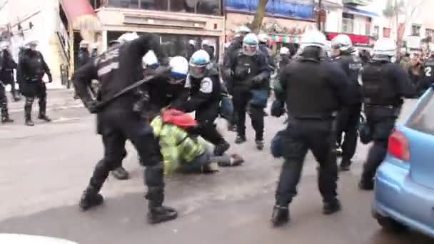 Gruppe Taktischer Polizisten Fasst Randalierer Und Nimmt Ihn Fest — Stockvideo