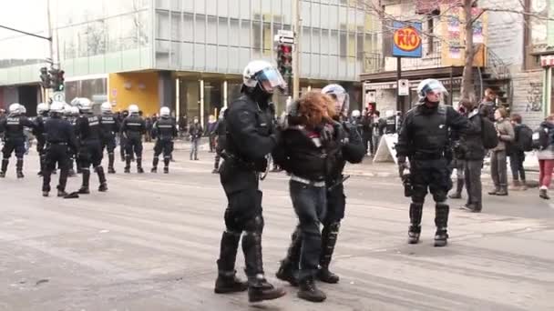 Man Opgetild Meegevoerd Door Oproerpolitie — Stockvideo