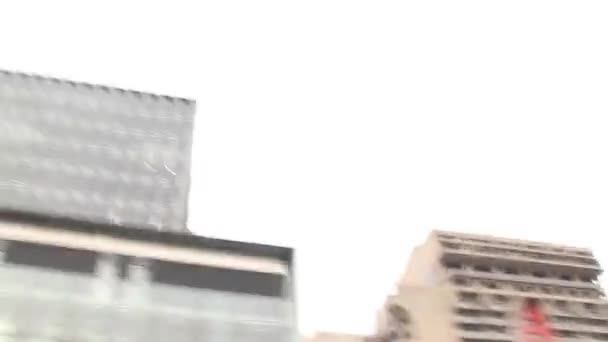 Bomba Gás Lacrimogêneo Explode Céu Depois Ser Jogado Por Oficial — Vídeo de Stock