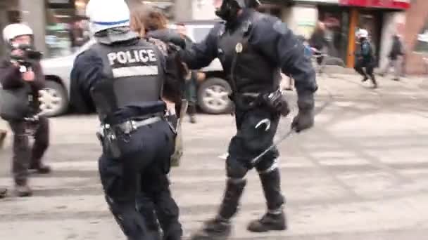 身穿防暴装备的警察在地上拖动防暴车 — 图库视频影像
