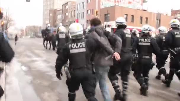 Grande Gruppo Agenti Polizia Antisommossa Arresto Uomo 1080P — Video Stock