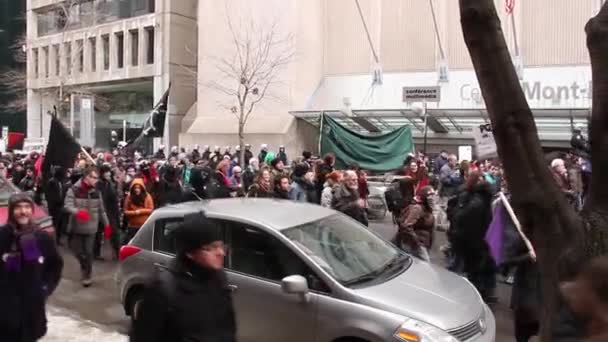 Multidão Manifestantes Com Bandeiras Descem Rua Centro — Vídeo de Stock