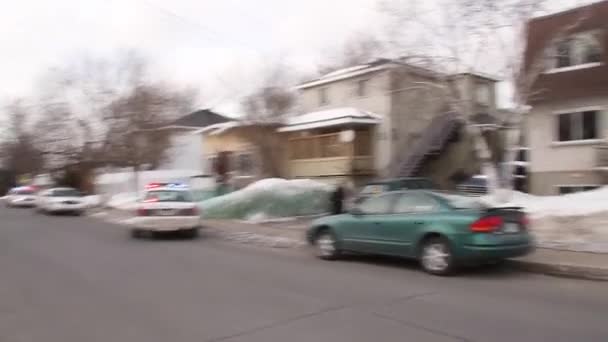 Múltiples Policías Llegando Escena Corriendo Casa — Vídeo de stock