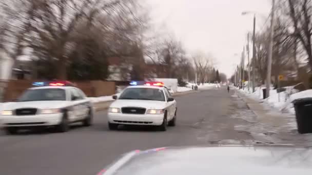 家に向かって走っているサイレンと警官との激しい警察シーン — ストック動画
