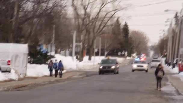 Поліцейські Їздять Паркують Машину Перед Виходом Втечею — стокове відео