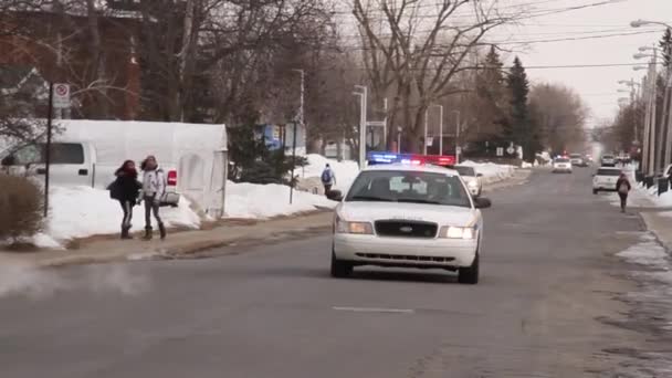 Yedek Olay Sırasında Polisler Sirenlerle Giderken Arabadan Çıkıyorlar — Stok video