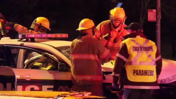 Brandmän Krossa Vindrutan Polisbil För Att Vidare Till Frisläppandet Två — Stockvideo