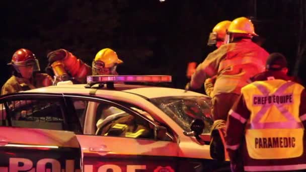 Los Bomberos Rompen Parabrisas Crucero Policía Para Proceder Extracción Dos — Vídeo de stock