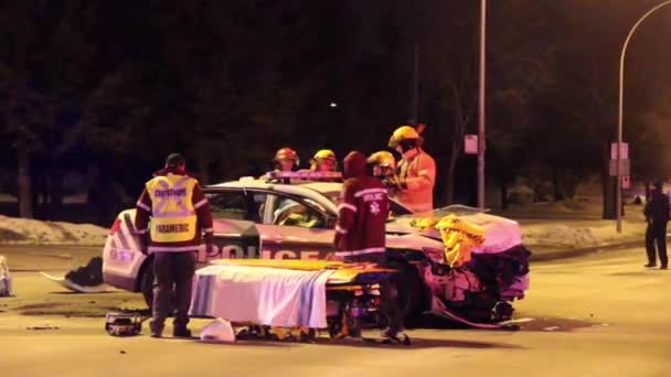 消防士は夜の事故の後車に閉じ込められた2人の警察官を救出するために人生の顎を使用しています — ストック動画
