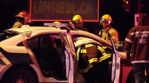 Tfaiye Ekipleri Gece Geçirdikleri Bir Kazadan Sonra Arabalarında Mahsur Kalan — Stok video
