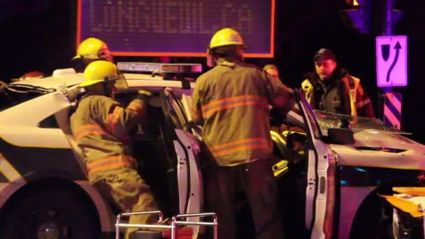 Equipes Bombeiros Usam Mandíbulas Vida Para Libertar Dois Policiais Presos — Vídeo de Stock