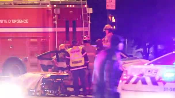 消防队员们用生命的大嗓门解救了两名在夜间车祸后被困在车里的警察 — 图库视频影像