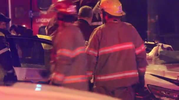 Tűzoltók Mentősök Részt Vesznek Egy Gépjármű Balesetben Amelyben Egy Rendőrautó — Stock videók