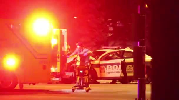 Brandmän Och Ambulans Deltar Trafikolycka Med Polisbil Nattetid — Stockvideo