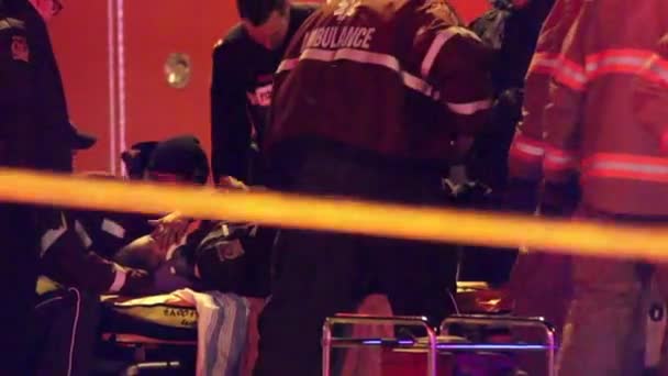 Brandmän Och Ambulans Deltar Trafikolycka Med Polisbil Nattetid — Stockvideo