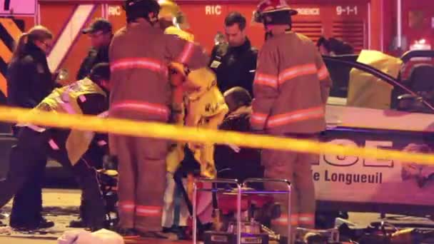 Πυροσβέστες Και Νοσοκόμοι Παρακολουθούν Τροχαίο Ατύχημα Περιπολικό Νύχτα — Αρχείο Βίντεο