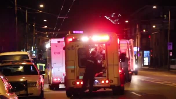 Paramedici Reanimeren Achter Ambulance — Stockvideo