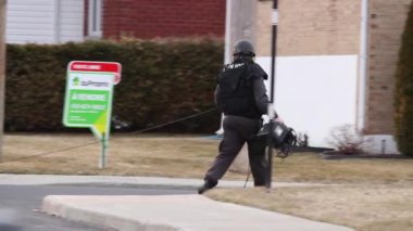 SWAT subayı müzakere telefonu açıyor.