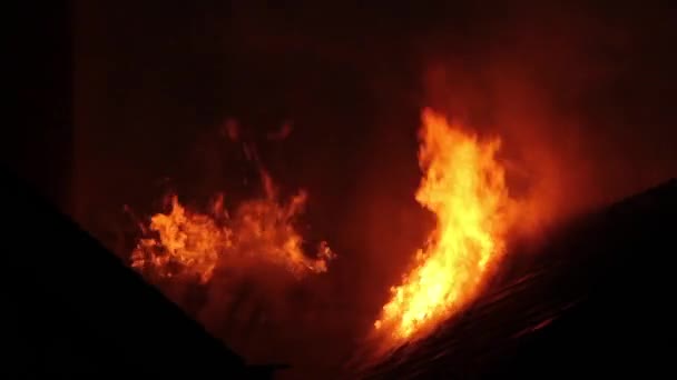 Fogo Chamas Queimando Através Telhado — Vídeo de Stock