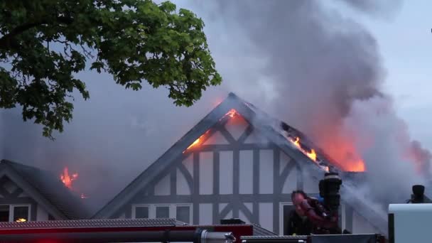 Pompier Grimpant Sur Camion Pompiers Avec Des Flammes Arrière Plan — Video