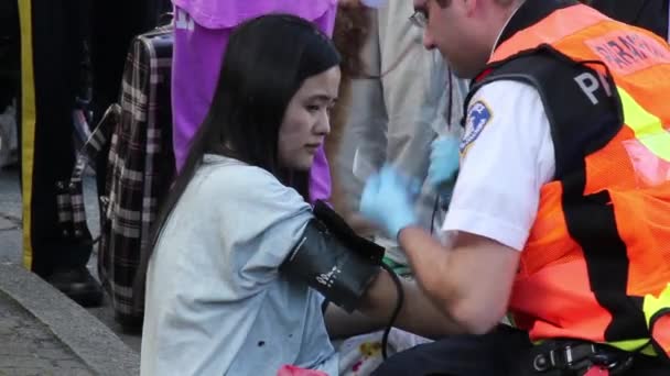 Ambulancier Aider Asiatique Femelle Brûlure Victime — Video