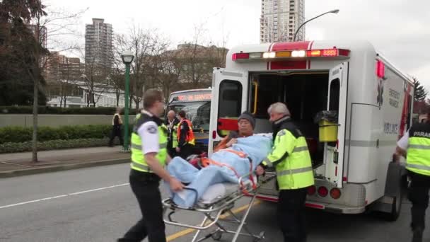救急車で運ばれたアジア系男性 — ストック動画