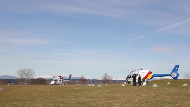 Polis Och Ambulans Helikoptrar Sida Vid Sida — Stockvideo