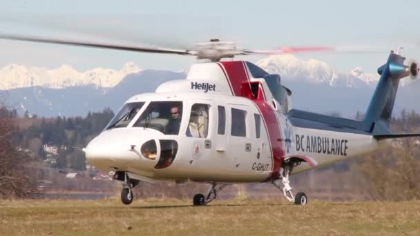 Ambulans Helikopter Start Med Berg Bakgrund — Stockvideo