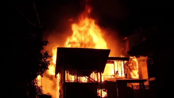 二つの暴露と完全に関与する家の火災 — ストック動画