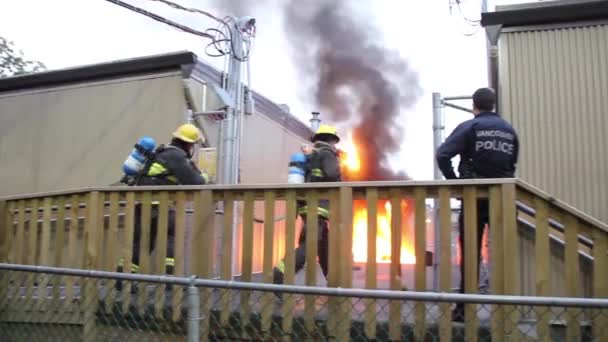 Bomberos Corriendo Gritando Pidiendo Agua — Vídeos de Stock