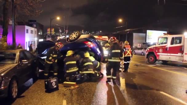 Joven Macho Caminando Fuera Vuelco Accidente — Vídeos de Stock