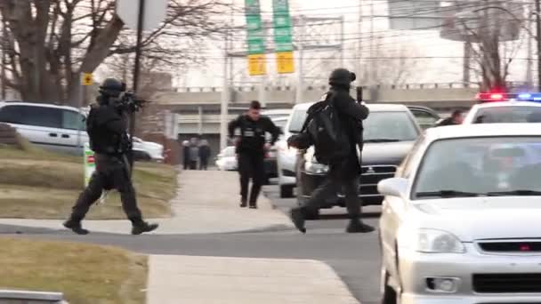 Oficiales Fuertemente Armados Apuntando Armas Mientras Caminan — Vídeo de stock