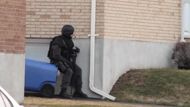 Αξιωματικός Swat M16 Κάθεται Κάδο Απορριμμάτων — Αρχείο Βίντεο