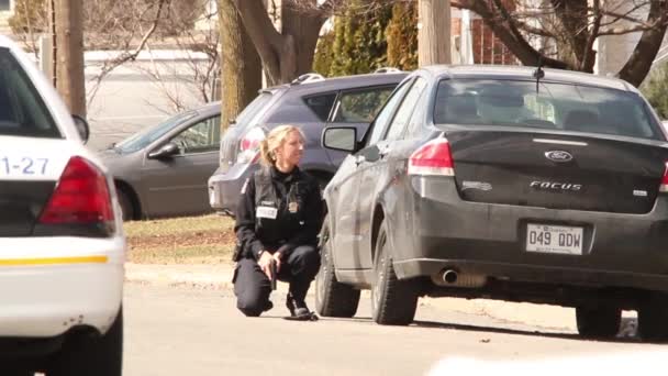 Blondynka Pistoletem Wyciągniętym Przed Kamerą — Wideo stockowe