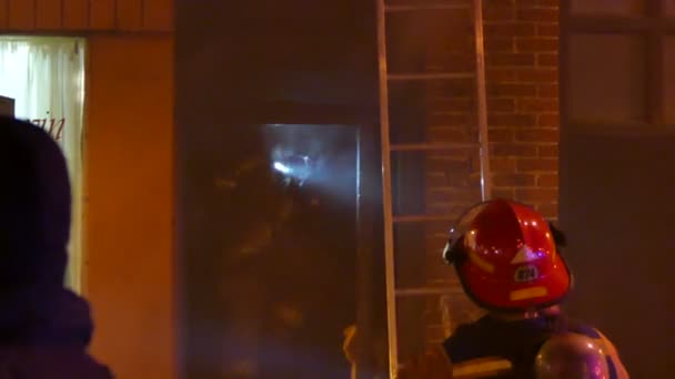 Pompiere Che Combatte Incendio Uno Spazio Ristretto Con Fumo Detriti — Video Stock