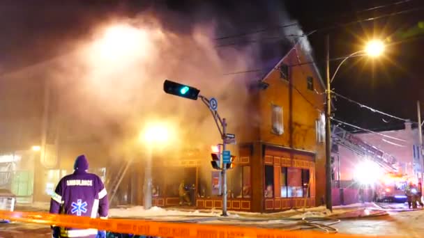 Pompiers Effectuant Entrée Forcée Porte Bâtiment Pendant Feu — Video