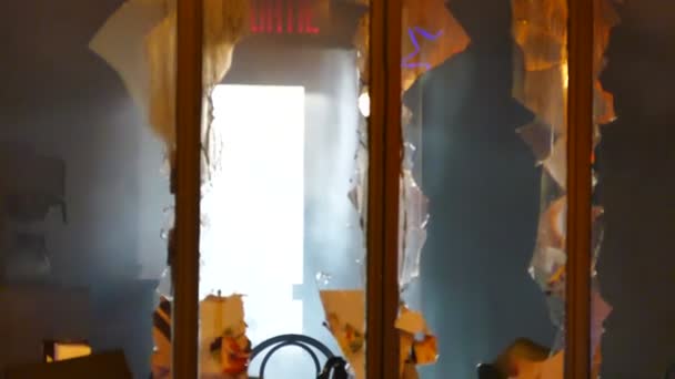 餐厅大火 内观咖啡壶和破碎的窗户 — 图库视频影像