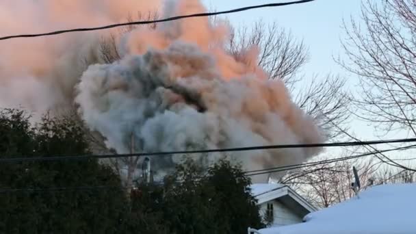 Vents Forts Créant Beaux Effets Mouvement Dans Fumée Feu Maison — Video