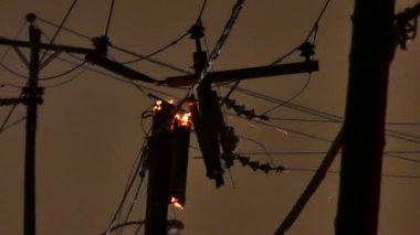 İtfaiye ekipleri gece bir elektrik direği yangınına kehribarla katılıyor.